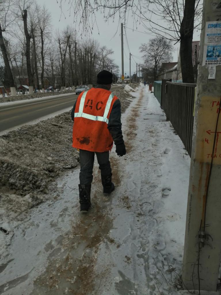 Выполнены работы по посыпке пескосоляной смесью тротуаров в Солотче 30.01.2023