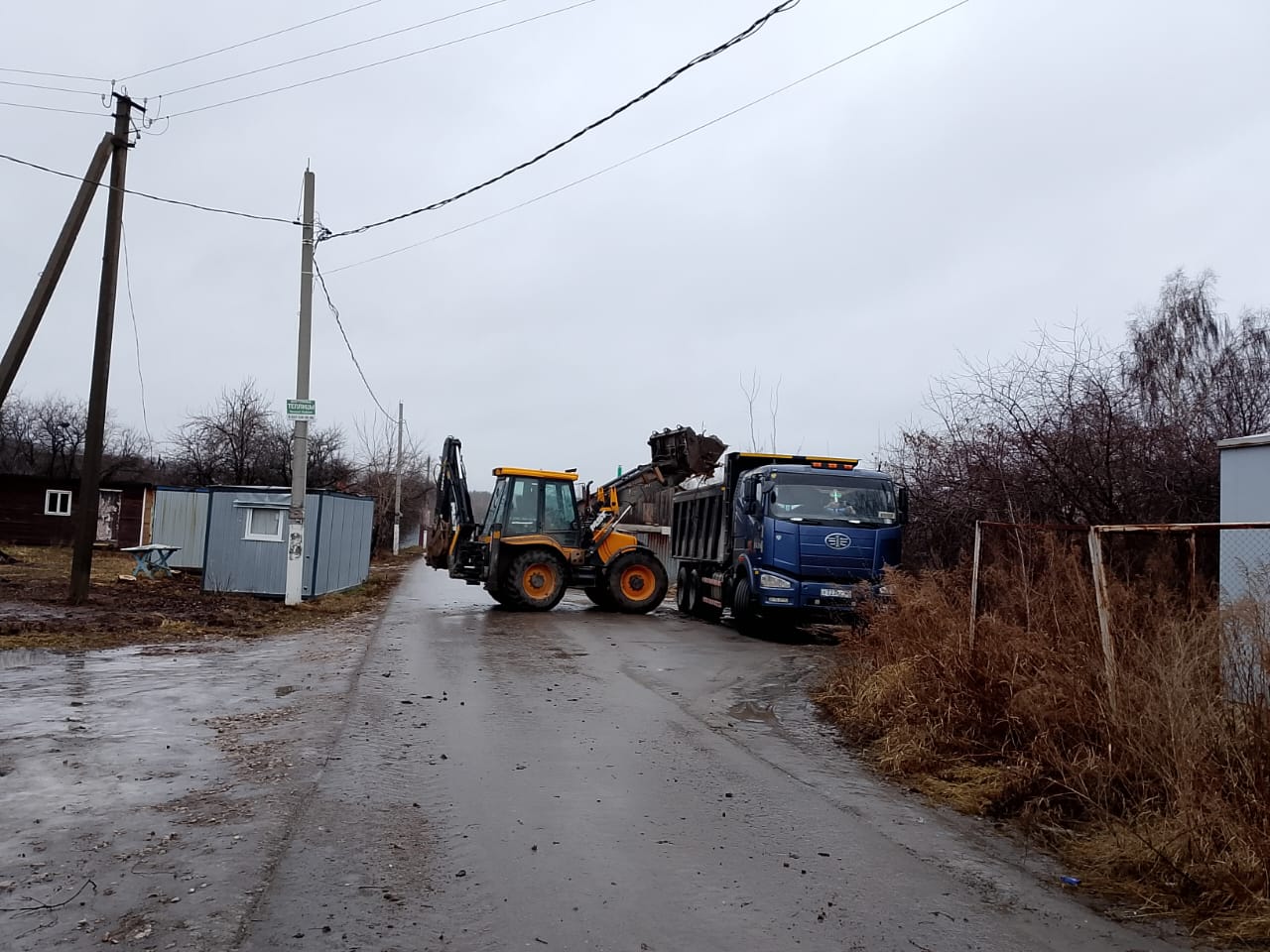 В Октябрьском районе продолжаются работы по ликвидации несанкционированных свалок.