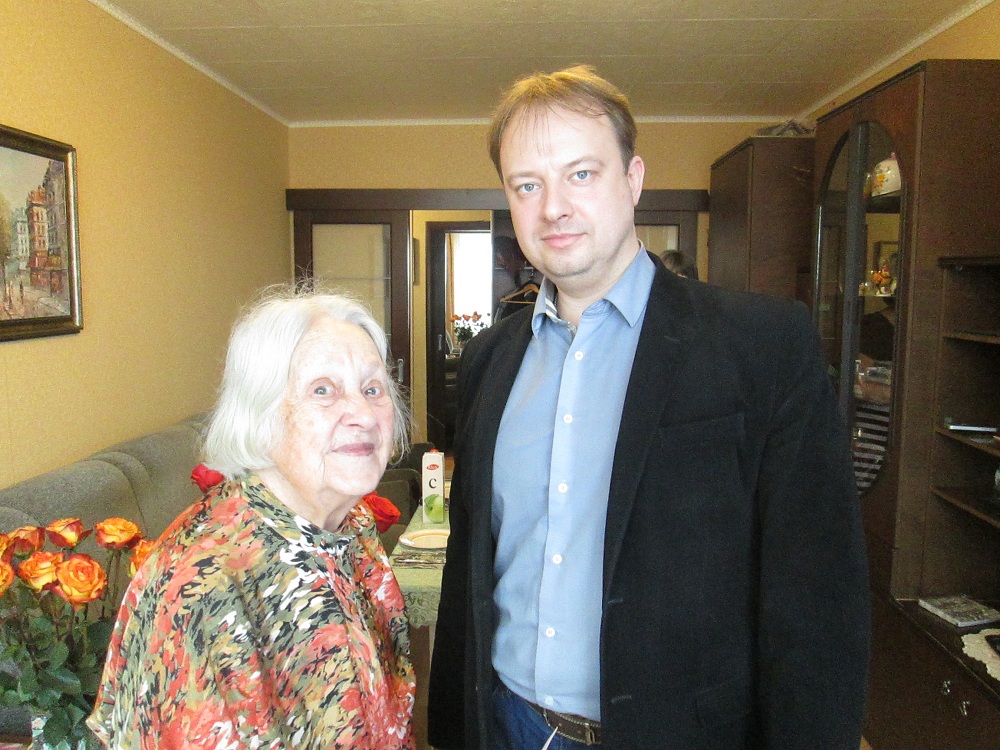 В Октябрьском районе поздравили Суницкую Татьяну Ивановну со 100-летним юбилеем