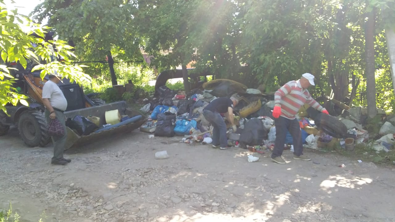 Вывоз несанкционированной свалки на улице Стройкова