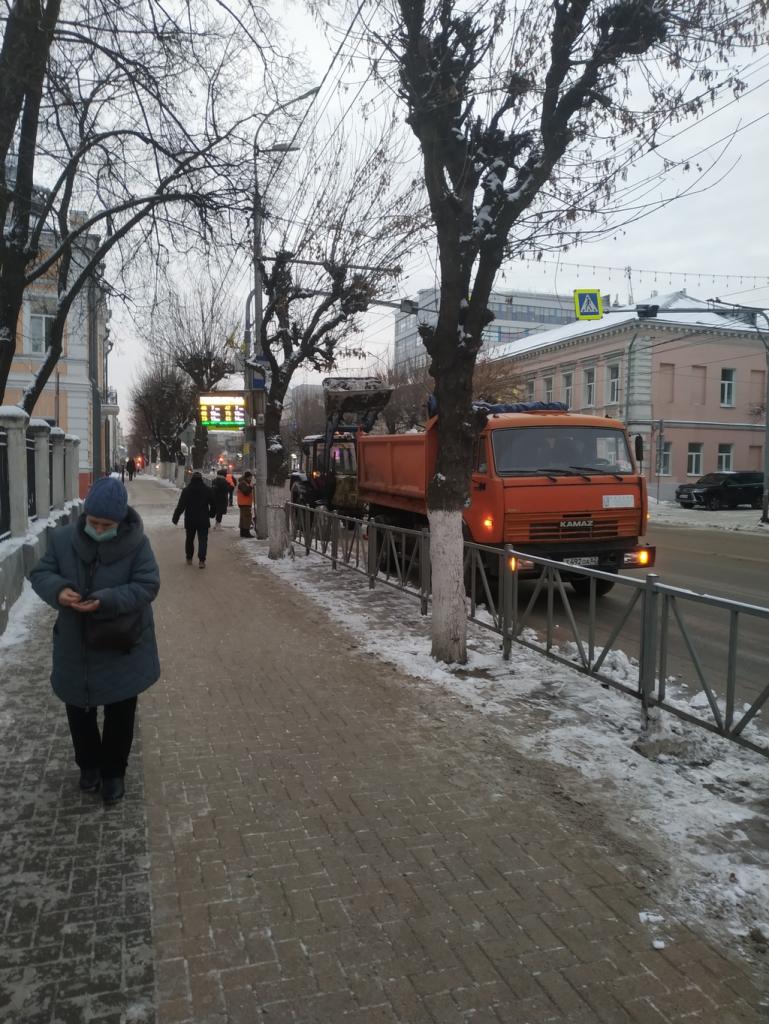В Советском районе продолжаются работы по зимней уборке 16.12.2020