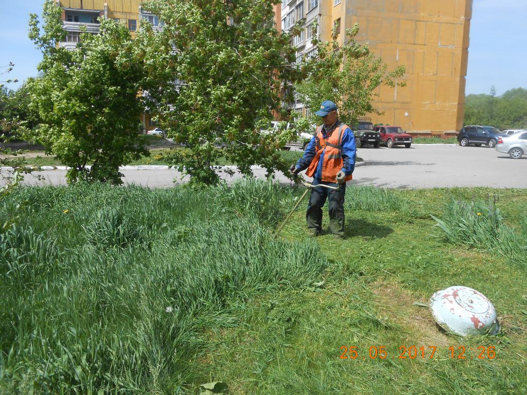 На дворовых территориях Советского района проводится окос травы 25.05.2017