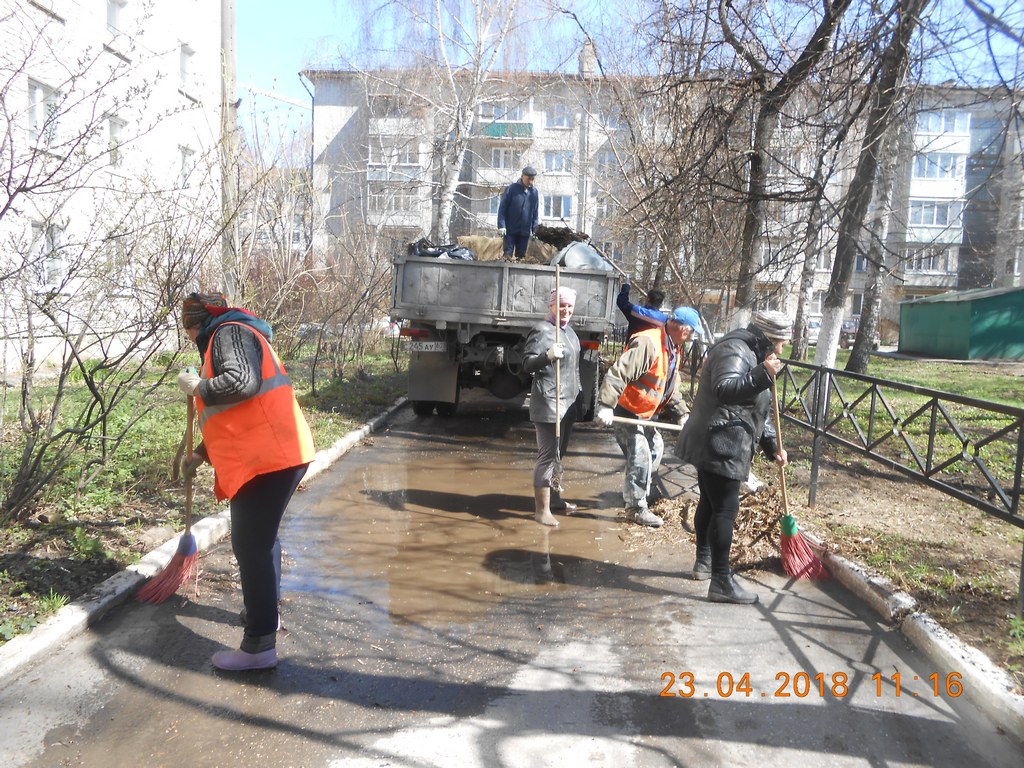 Продолжается уборка дворовых территорий управляющими и обслуживающими организациями 23.04.2018