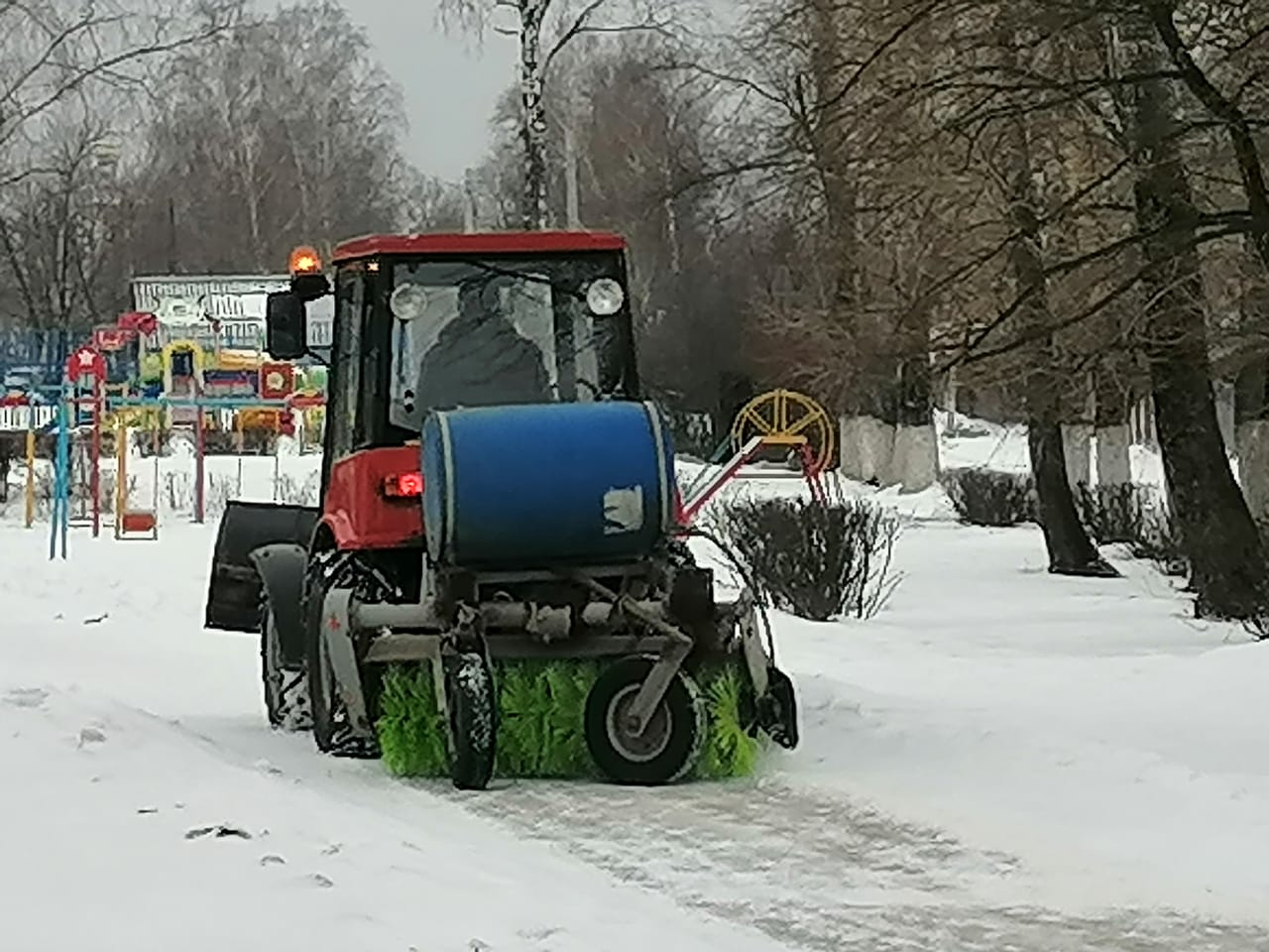 Организованы работы по очистке от снега территории детской площадки в поселке Солотча 09.02.2023
