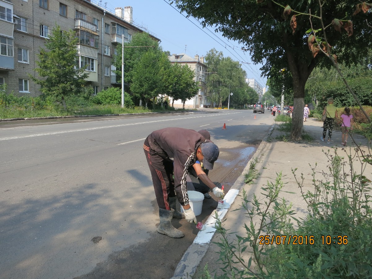Префектурой Октябрьского района организованы работы по покраске бордюрного камня на улице Горького