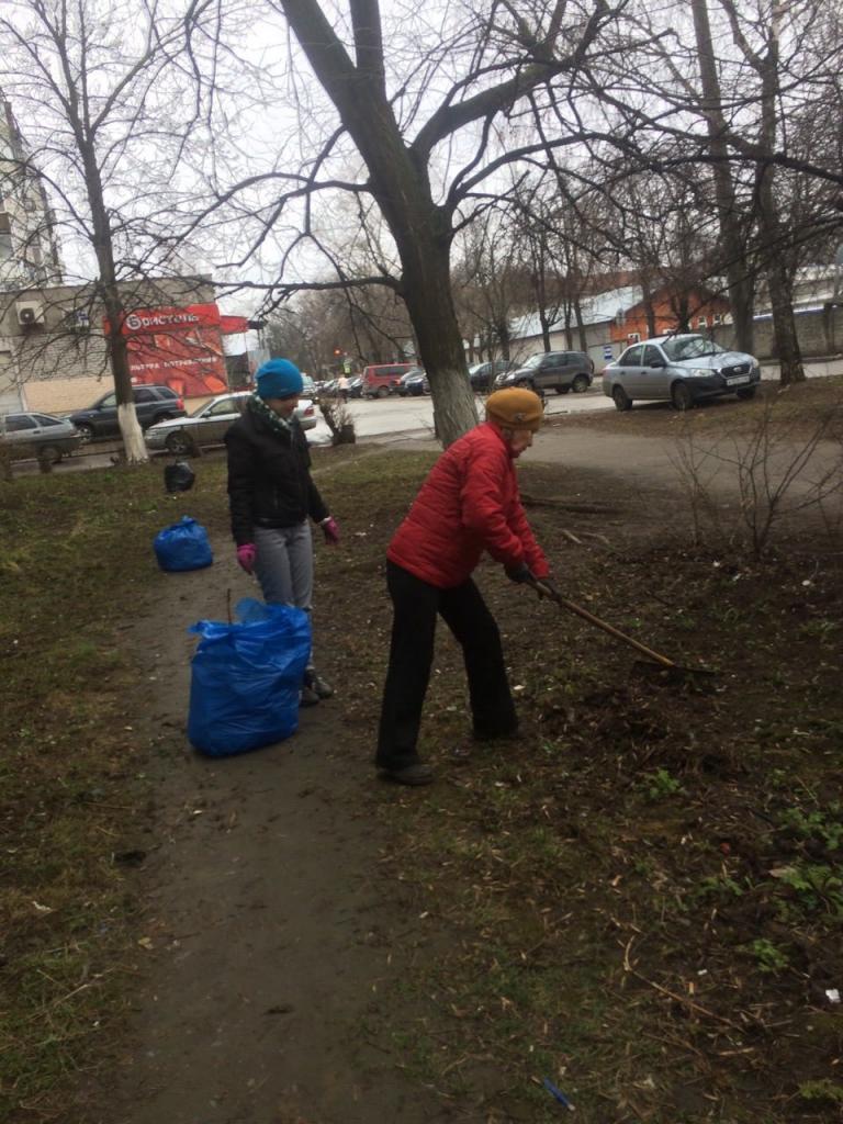 Жители Советского района проводят субботники на дворовых территориях 15.04.2019