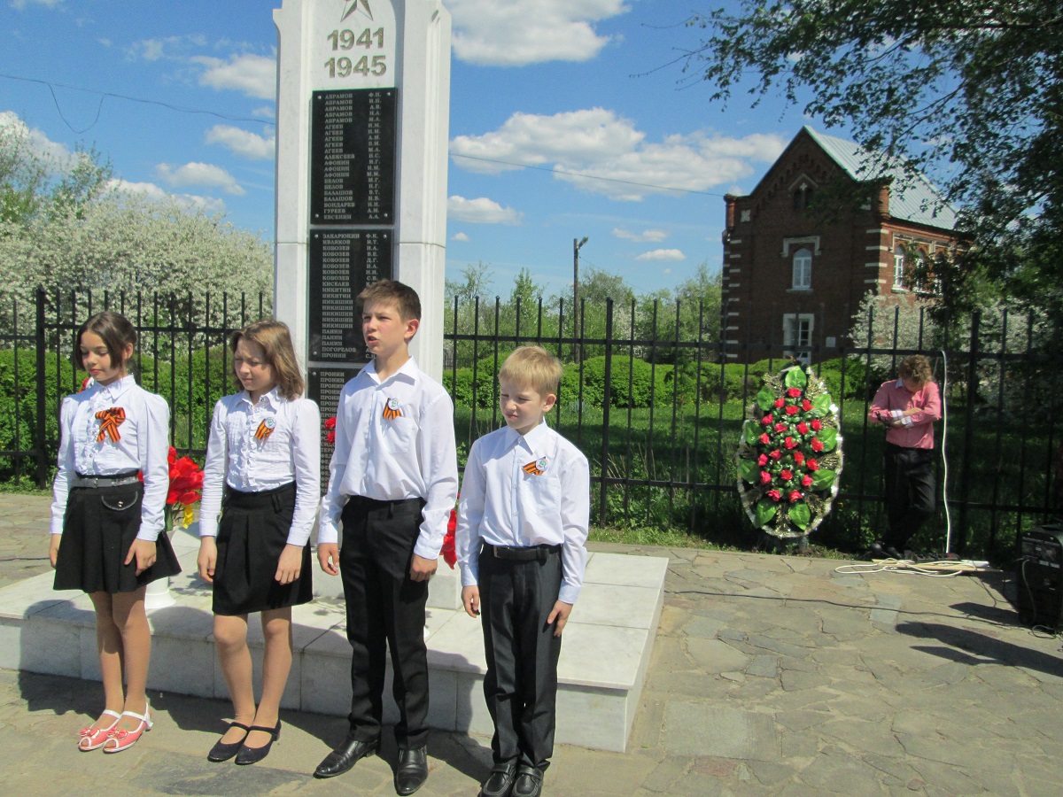 В Октябрьском районе прошли церемонии возложение цветов к памятникам погибшим односельчанам в годы  Великой Отечественной войны