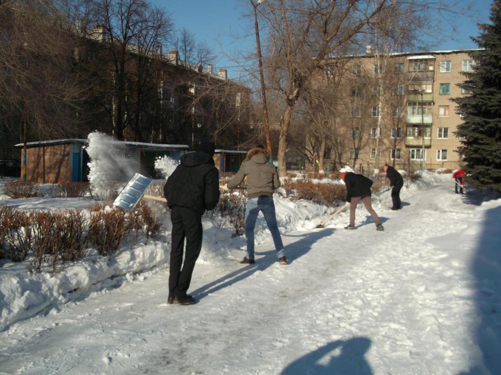 Студенты очистили от снега территорию детского сада №139 в Рязани