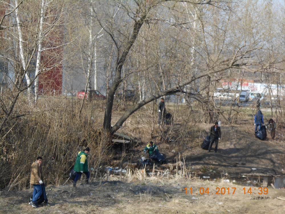 Продолжается уборка территории в Октябрьском районе