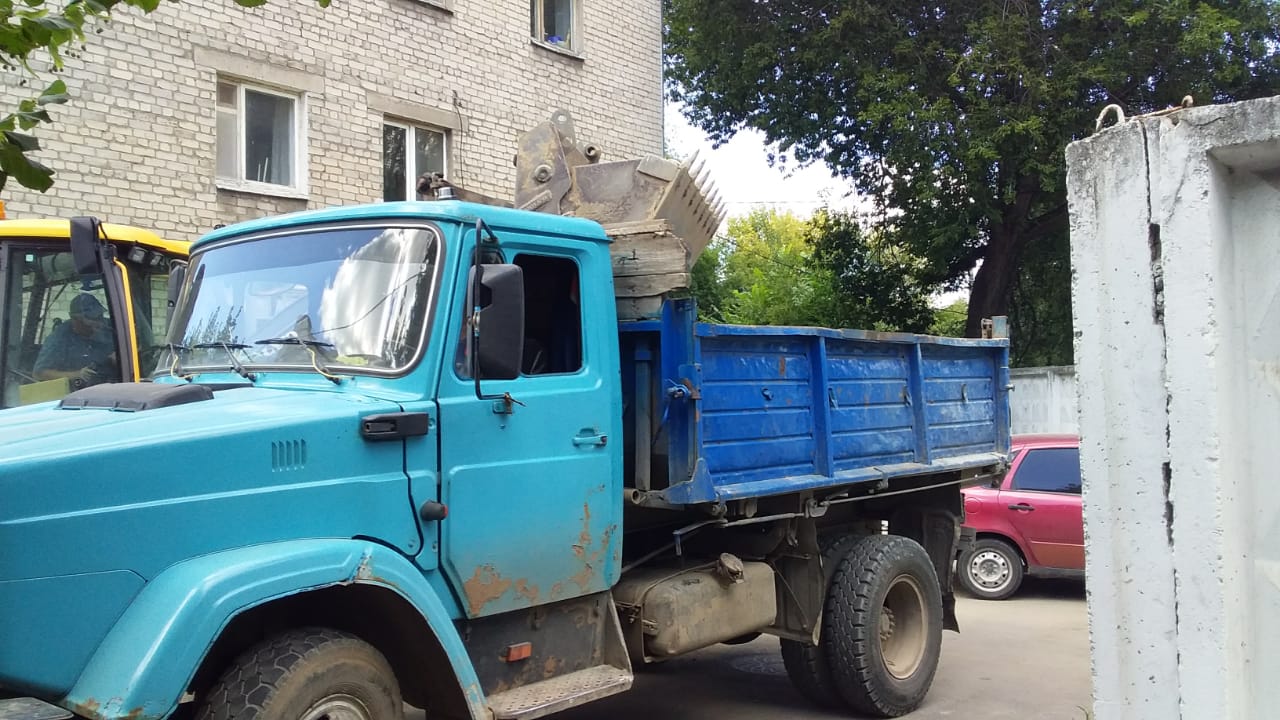 Работниками МКУ «Управление по делам территории города Рязани» организованы и проведены работы по вывозу строительных отходов