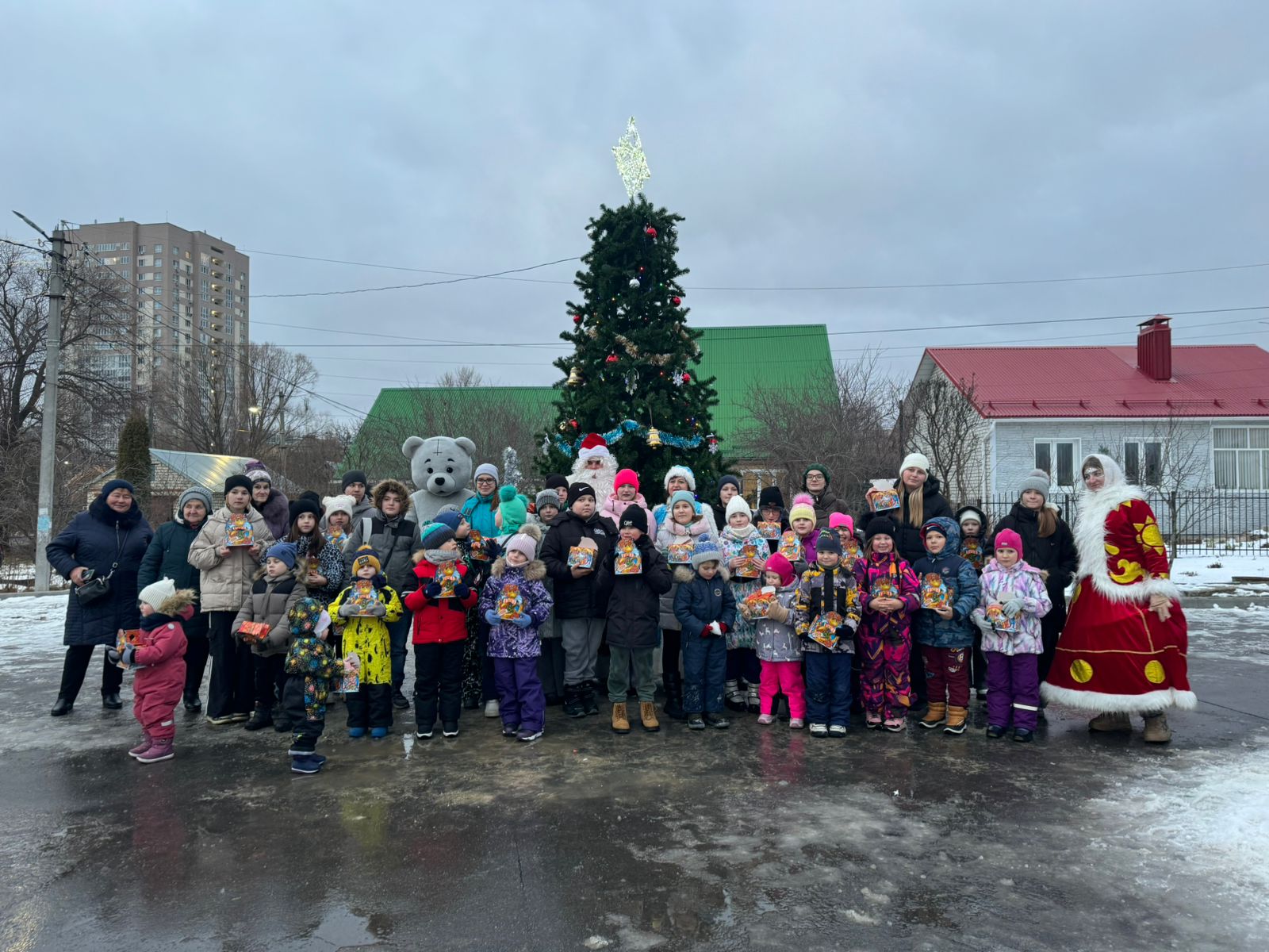 В областном центре поздравляют с наступающим праздником