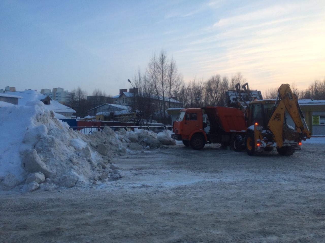В Советском районе продолжаются работы по вывозу снега