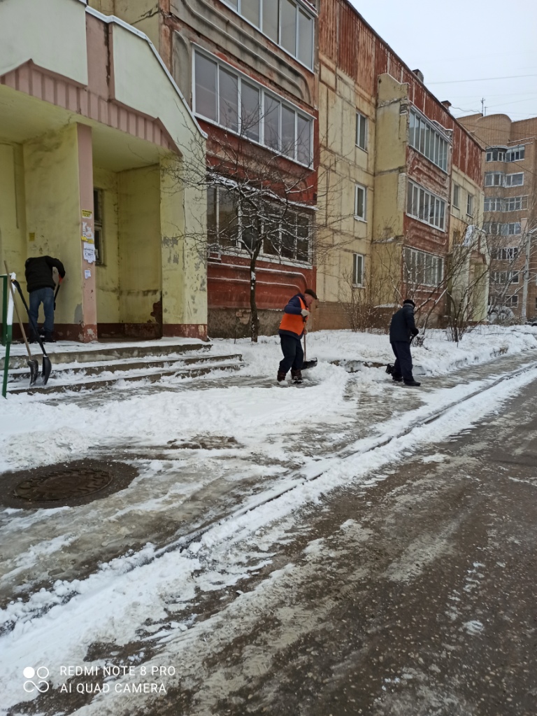 Уборка территории от снега в Советском районе 23.11.2020