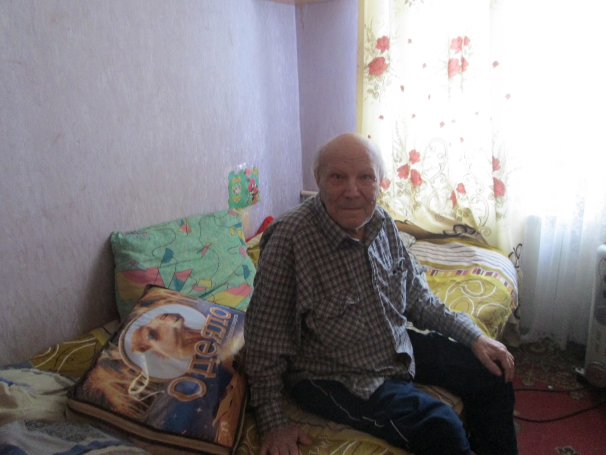 В Октябрьском районе поздравили ветерана с 90-летием