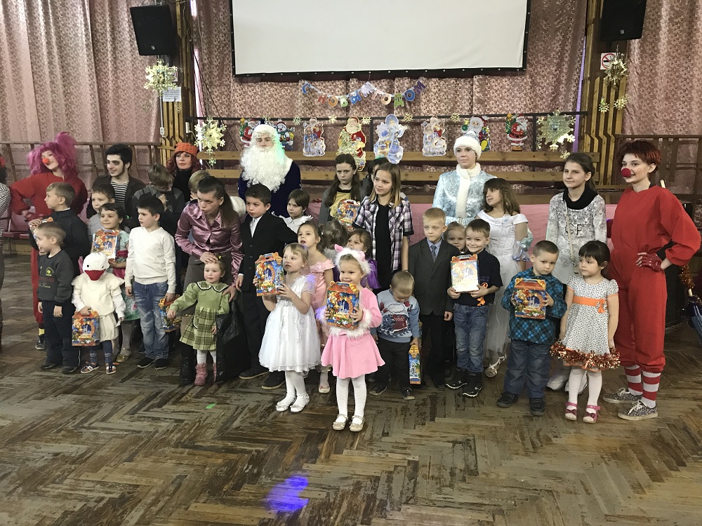 В Октябрьском районе состоялся новогодний праздник для детей из малообеспеченных семей
