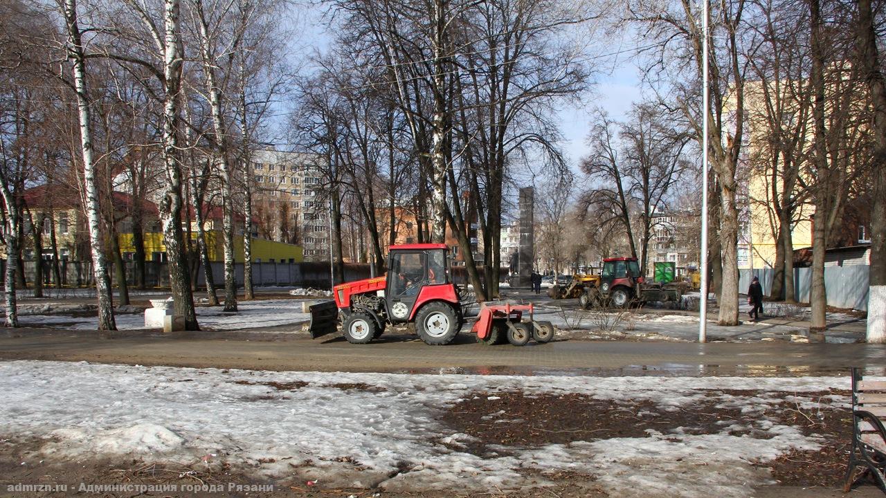 Уборка дорог, тротуаров и парков: в Рязани продолжаются сезонные работы по благоустройству