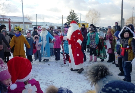 В поселке Семчино взрослые и дети попали в новогоднюю сказку