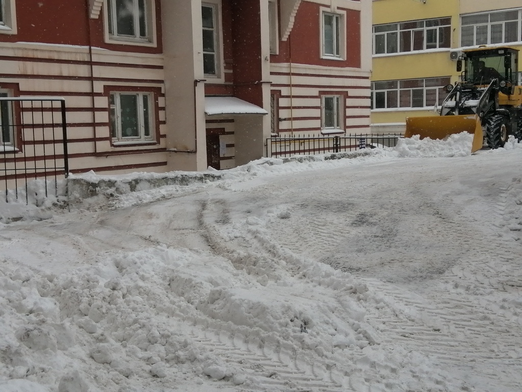 Сотрудники МКУ «УДТ города Рязани» продолжают проводить мониторинг на предмет уборки от снега и наледи дворовых территорий 20.01.2021