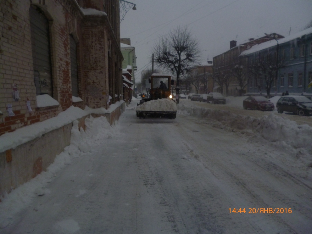 Уборка от снега тротуаров на улице Павлова