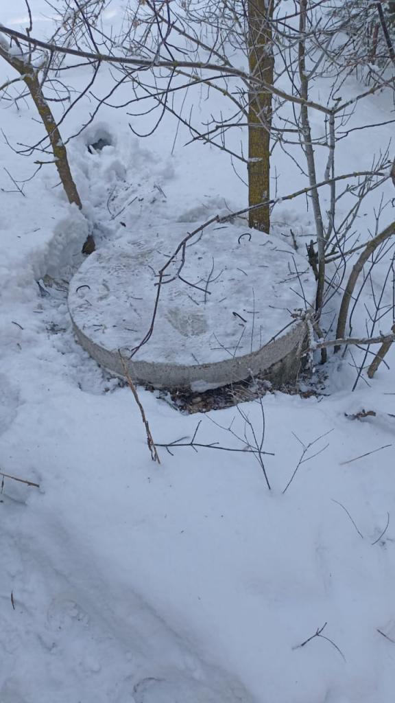 Организованы работы по закрытию канализационного колодца  в микрорайоне Солотча 07.02.2023