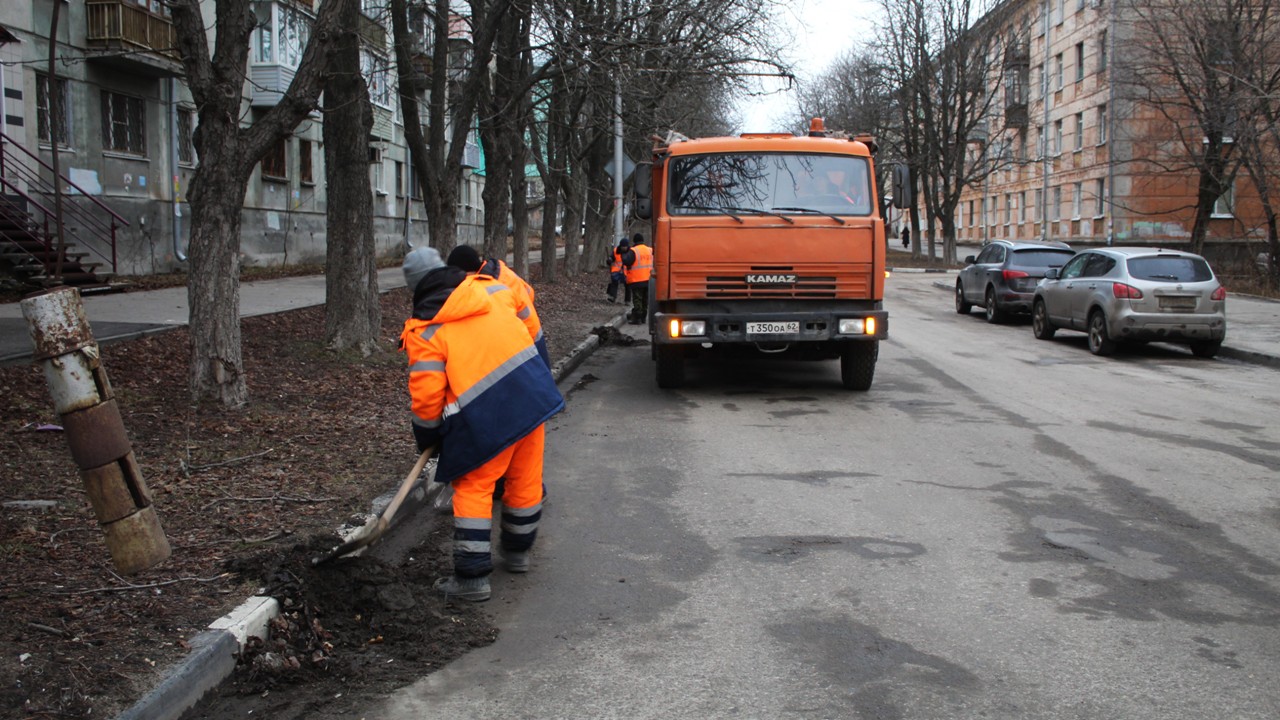 Сотрудники ДБГ продолжают уборку городских территорий