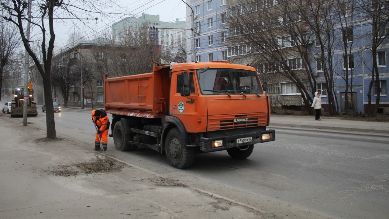 Дирекция благоустройства продолжает уборку городских территорий