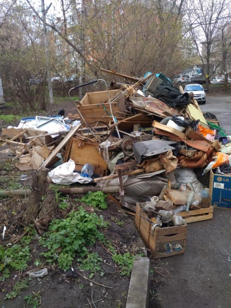 В Советском районе продолжаются работы по уборке дворов 22.04.2020