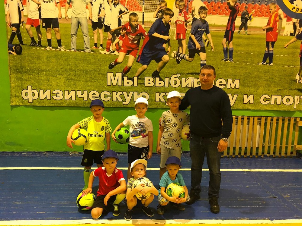 В СК «Химик» прошел футбольный турнир среди детей и подростков, посвященный Дню народного единства