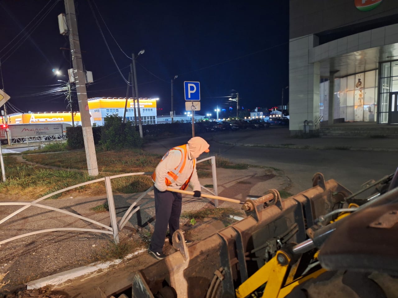 Ночью в городе проводилась уборка