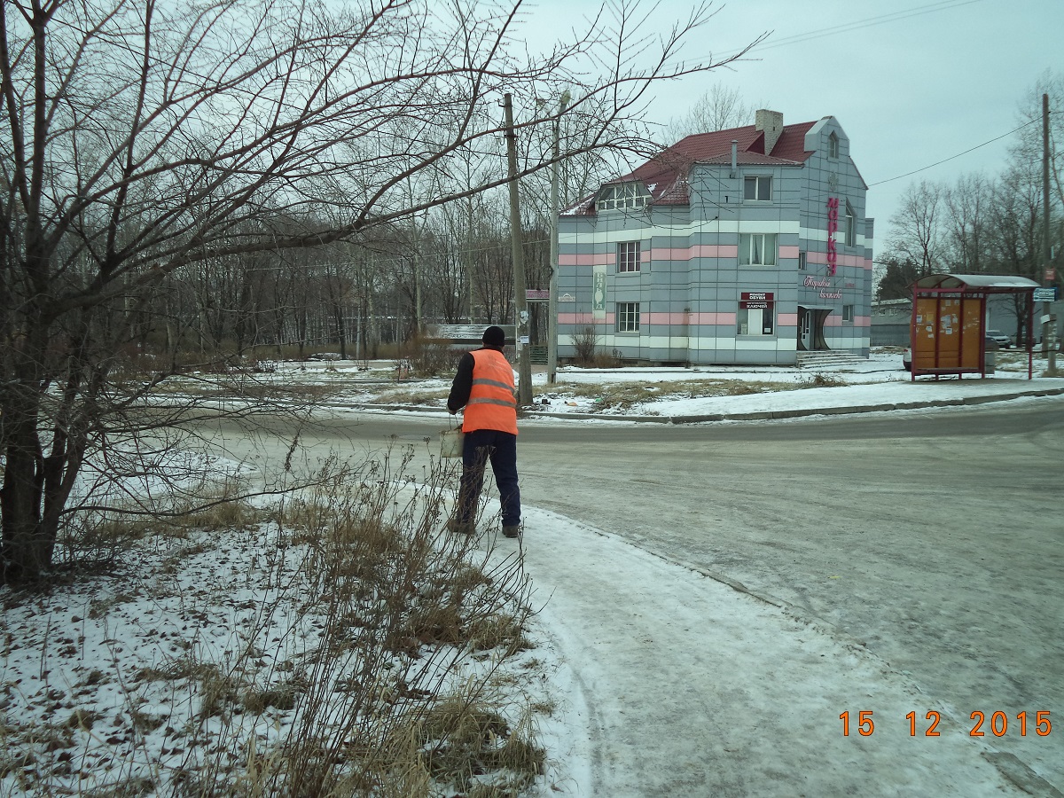 На трех улицах Московского района проведены работы по посыпке пешеходных тротуаров 15.12.2015