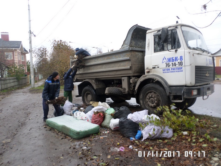 1 ноября на ул. Островского проведены работы по уборке и вывозу несанкционированных свалок