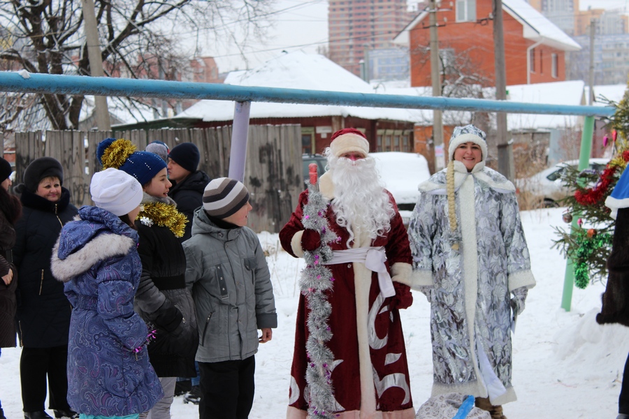 В Железнодорожном районе для детей организован новогодний хоровод