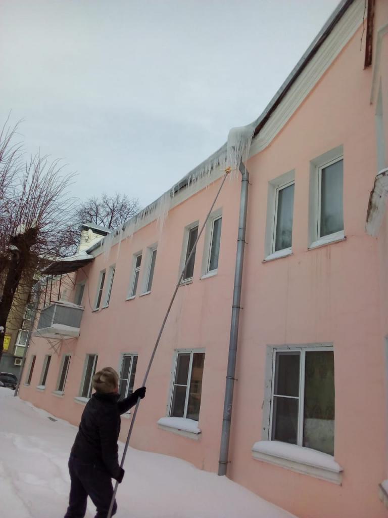 Очистка от снега и наледи крыш многоквартирных домов
