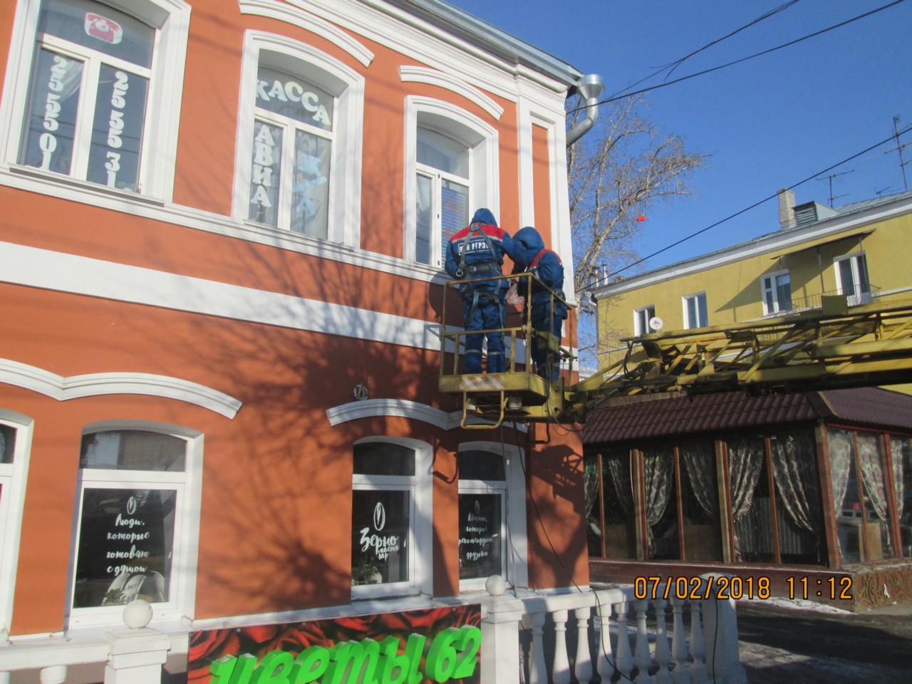 В Советском районе продолжается работа по украшению фасадов зданий 08.02.2018