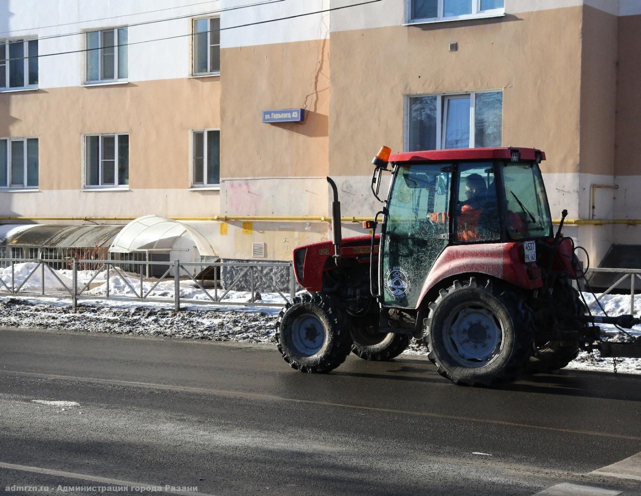 Продолжаются работы по уборке тротуаров и общественных пространств