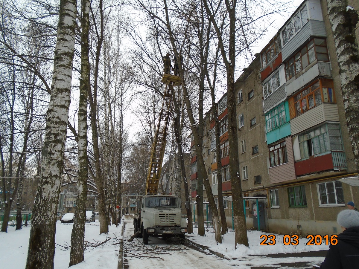 На улице Юбилейной организована опиловка деревьев 23.03.2016