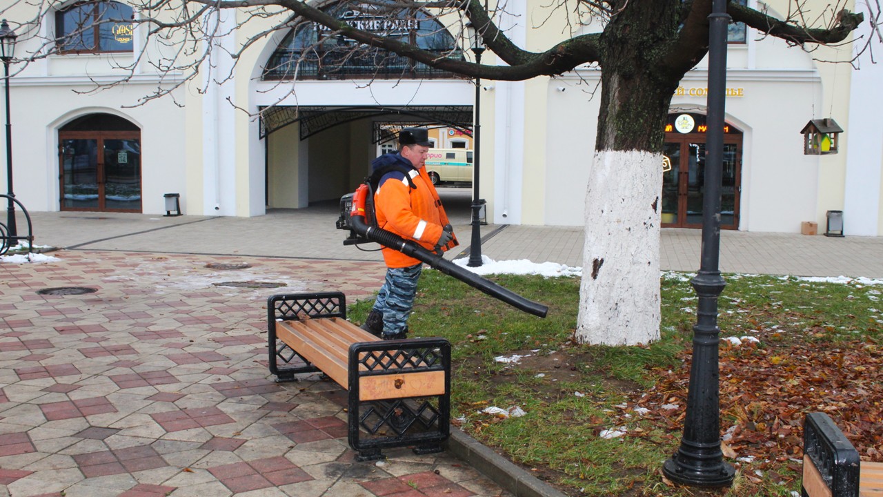 Продолжается уборка городских территорий