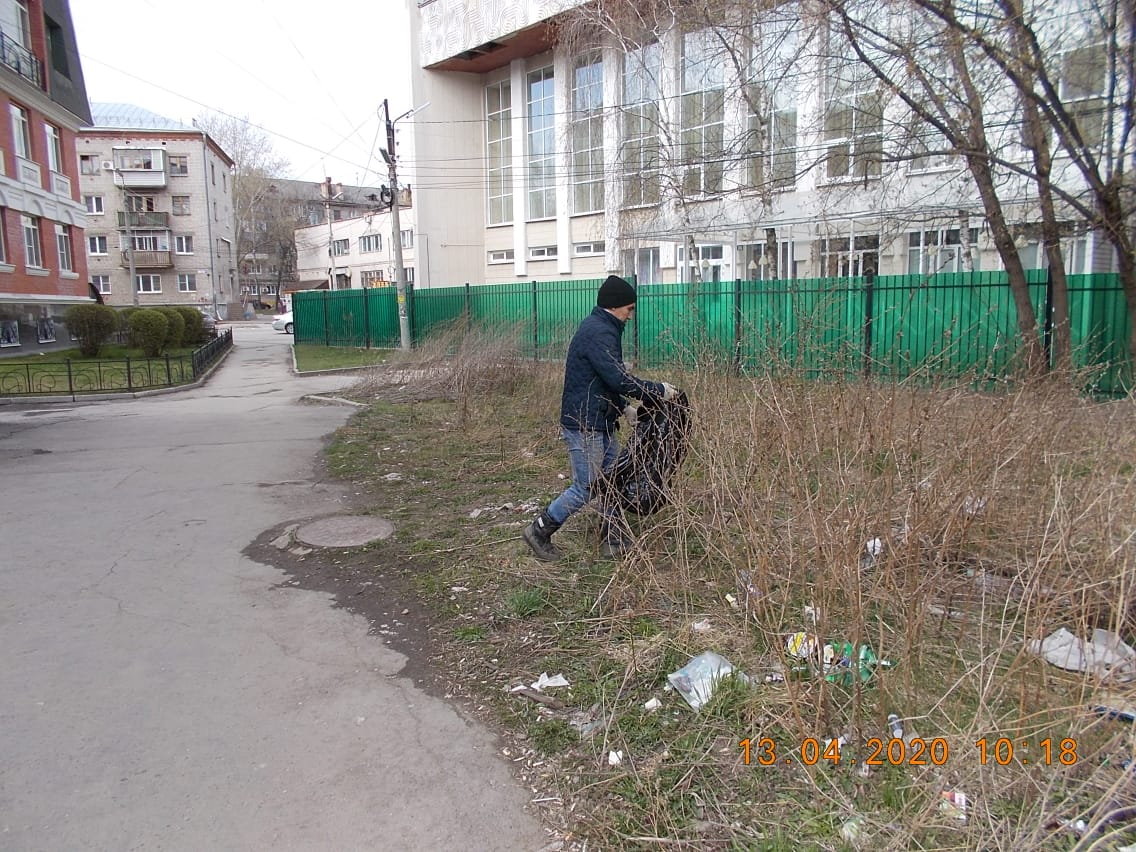 Продолжаются работы по уборке улиц от мусора 13.04.2020