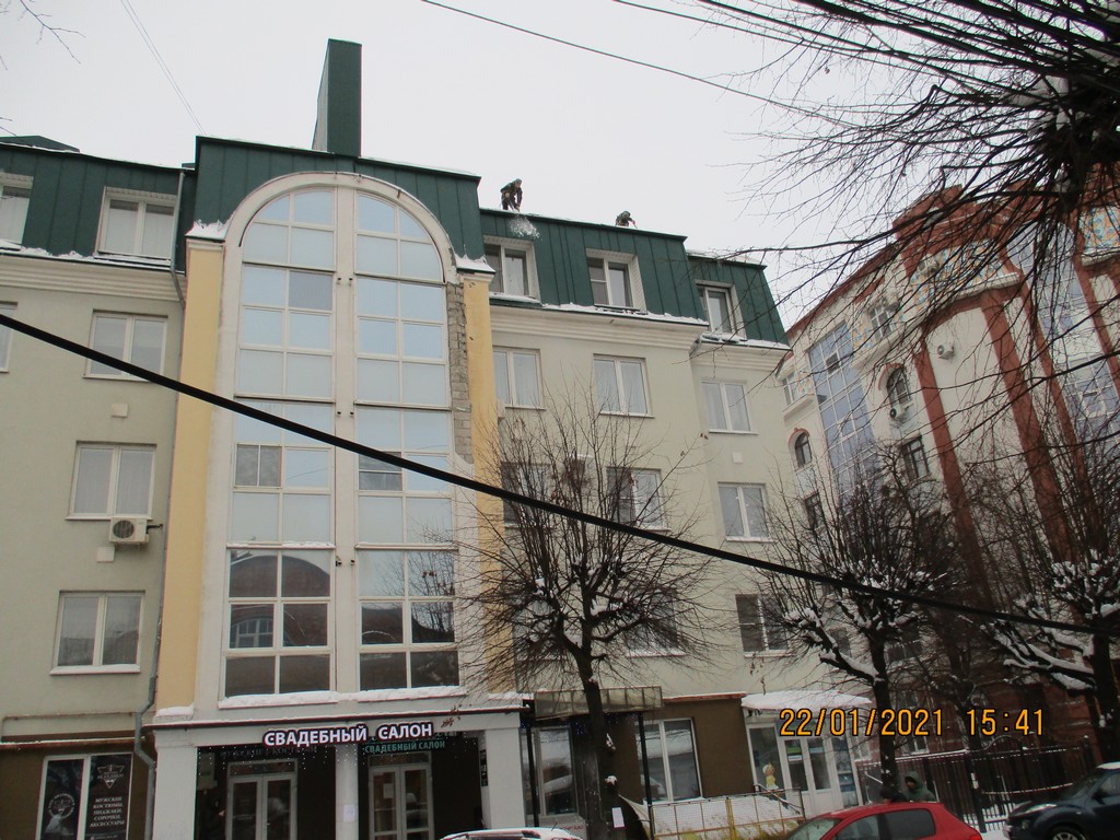 Организованы работы по устранению снежного покрова и наледи с крыши дома 56 по улице Вознесенская 25.01.2021