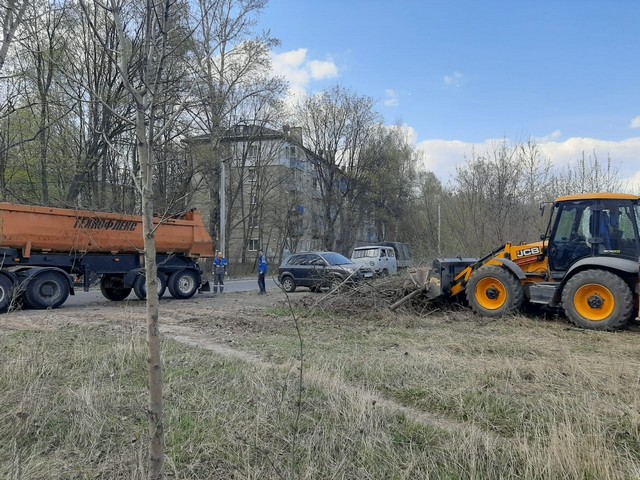 В рамках проведения весеннего месячника на территории Московского района при помощи сторонних организаций были организованы и проведены работы по уборке несанкционированной свалки древесных отходов 24.04.2023