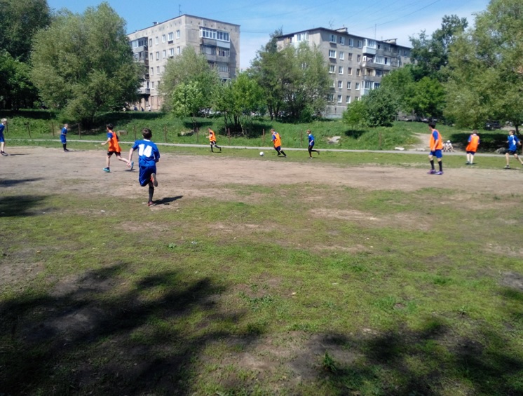 В Железнодорожном районе провели турнир по мини-футболу среди дворовых команд
