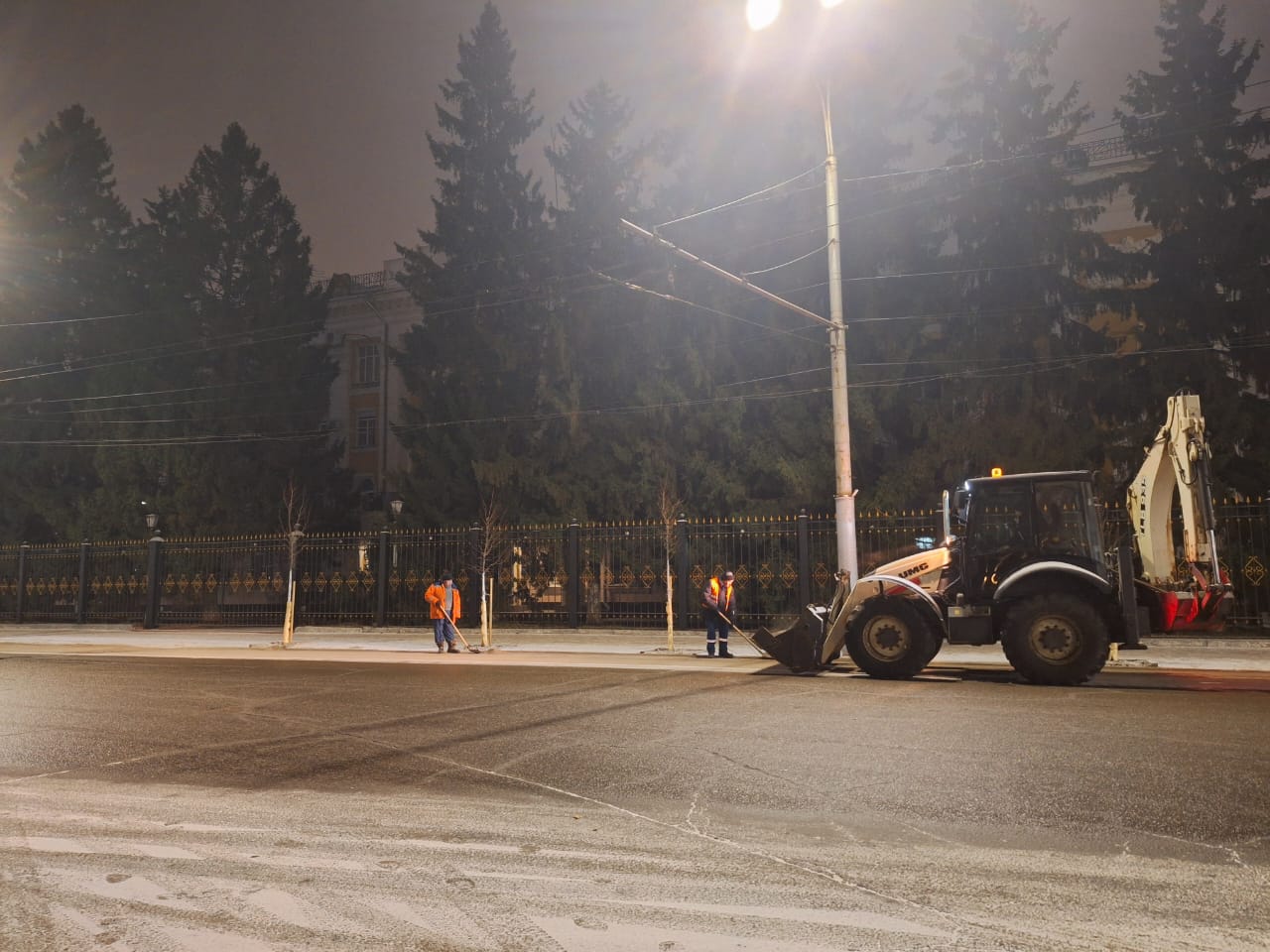 Ночью в городе обрабатывали дороги