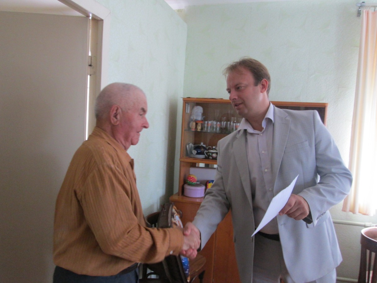 Ветеран Великой Отечественной войны принимает поздравления с 90-летним юбилеем