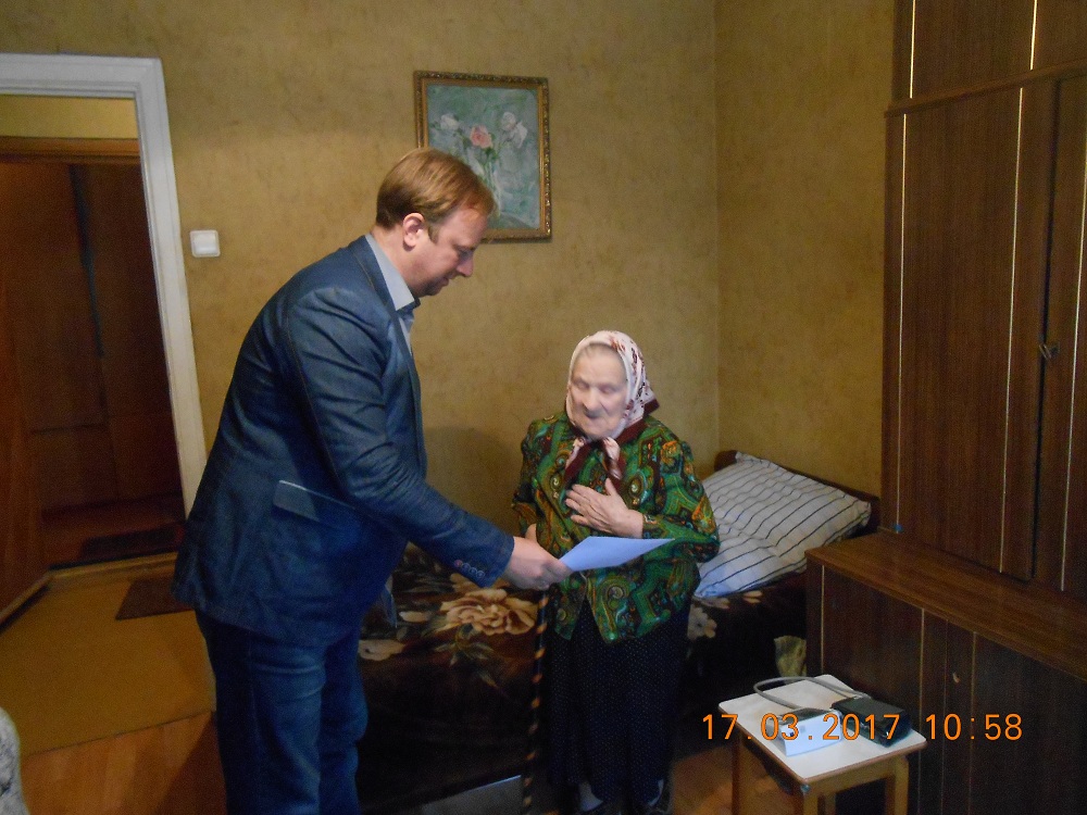 В Октябрьском районе поздравили юбиляра Белякову Марию Евсеевну с 95-летием