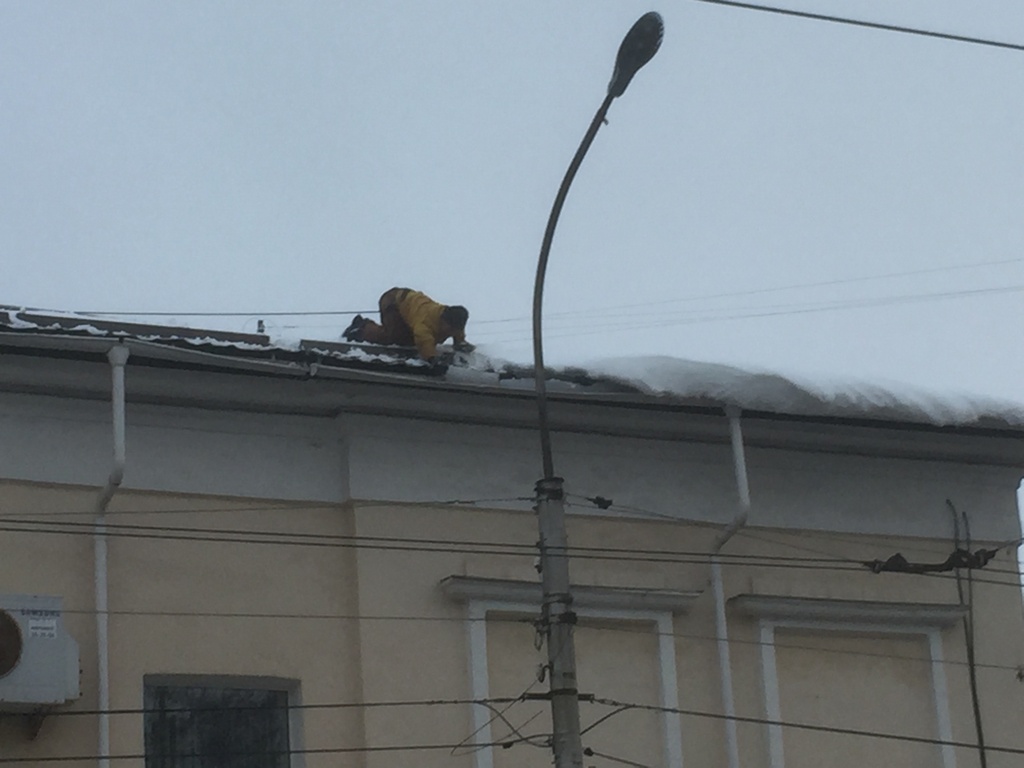 Продолжаются работы по ликвидации наледи на крышах многоквартирных домов 26.02.2019
