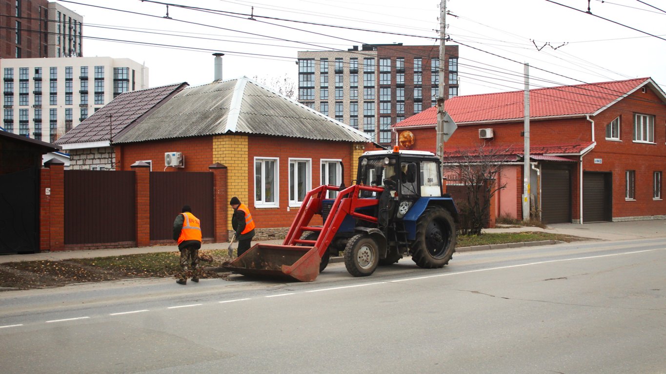 Дирекция благоустройства проводит работы по уборке города 