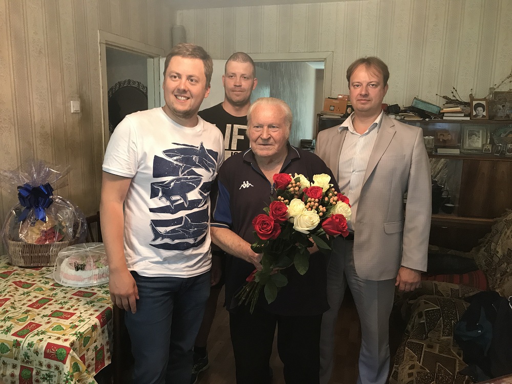 В Октябрьском районе поздравили ветерана с 90-летием