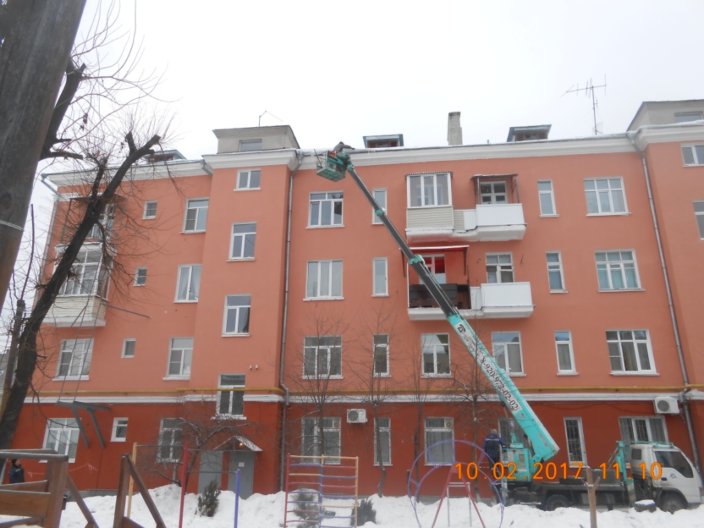 Проводятся работы по ликвидации нависшего снега и наледи  на крышах жилых домов 13.02.2017