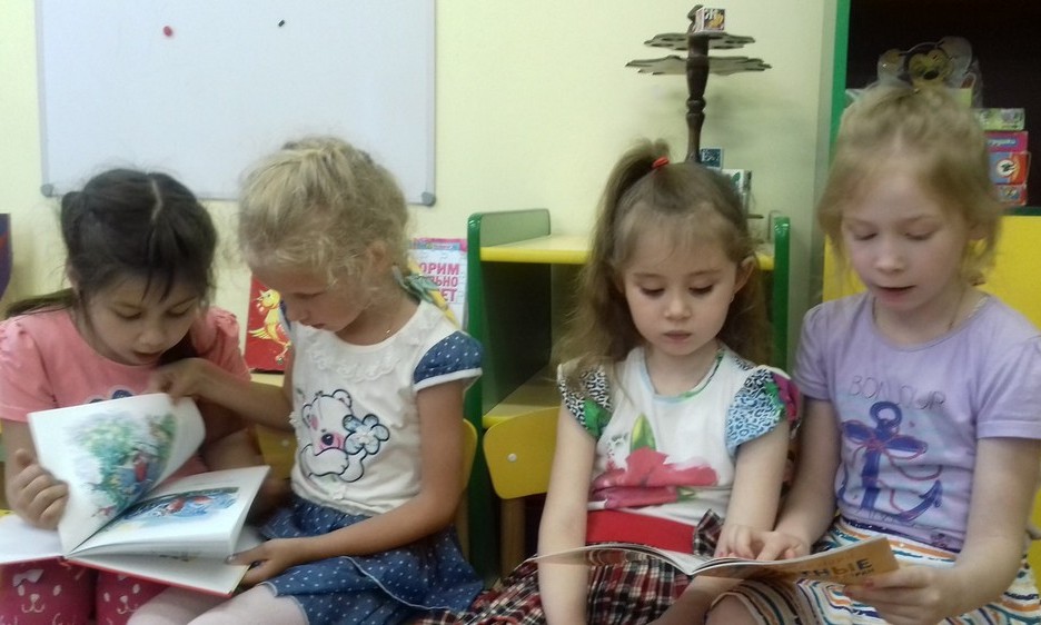 Детская библиотека-филиал №4 приступила к реализации проекта «Громкие чтения на детской площадке»
