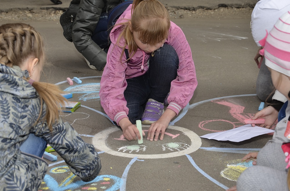 Для детей Октябрьского района проведен конкурс рисунка на асфальте «Дети выбирают мир»